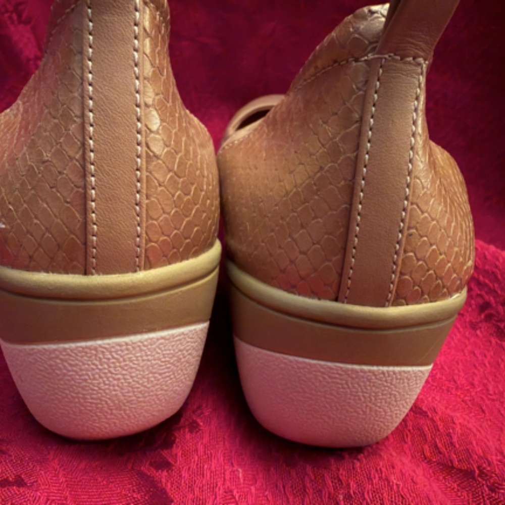 Vionic Jacey Women's Tan Slip on Wedge in a Size 9 - Picture 3 of 6